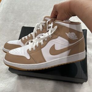 Nike Air Jordan 1MID Hemp/white -GUM Yellow size 12